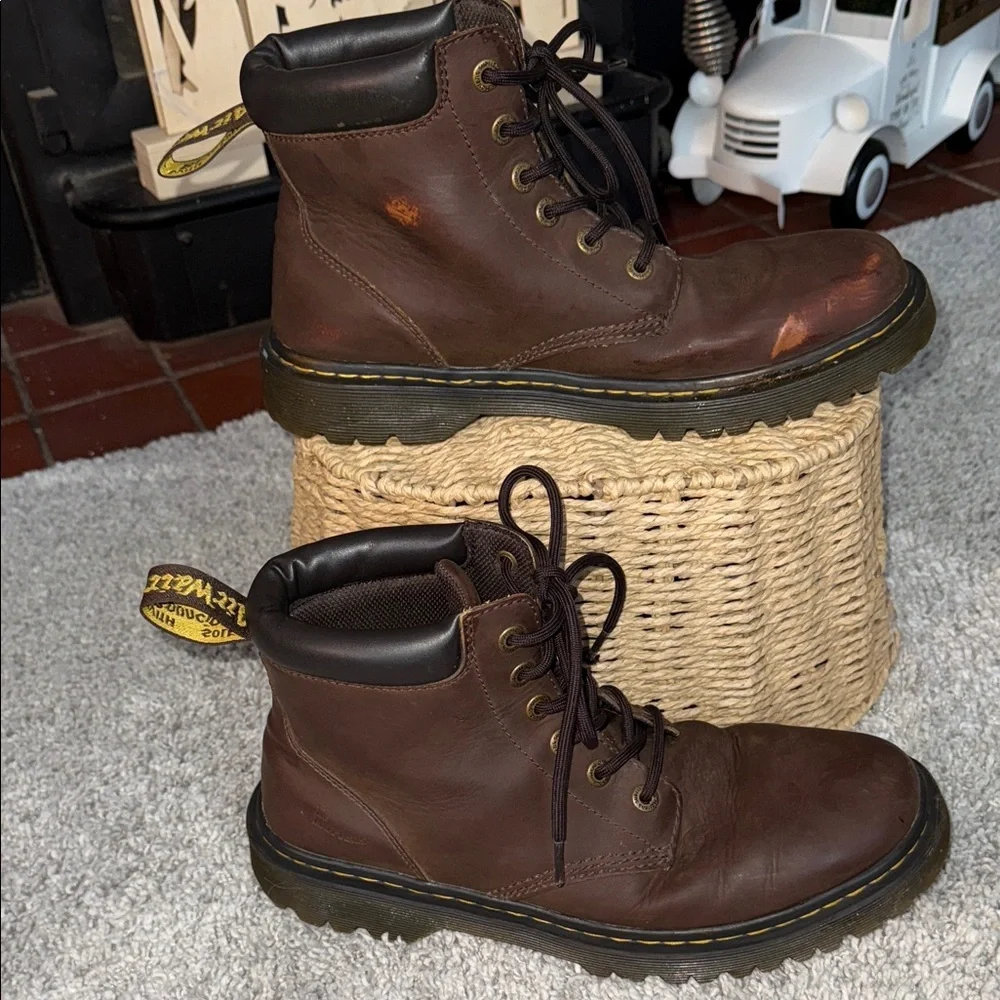Doc Martens airwair Cartor combat boots distressed look brown leather men’s 10